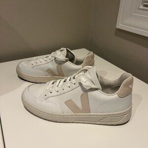 Veja V-12 Sneaker in Extra-White/Sable - Size 36